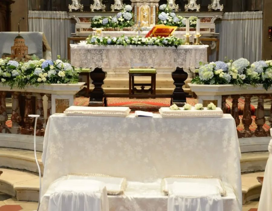 allestimento chiesa fiorista fantasia in fiore